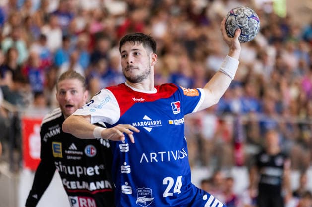 Elias FUEGEL (HBW Balingen-Weilstetten, 24) erzielt ein Tor, Aktion, Torwurf GER, HBW Balingen-Weilstetten vs. HC Erlangen, Handball, Vorbereitung, Turnier, S-Cup Altensteig, Spiel um Platz 3, Spielzeit 2026 2027, 09.08.2026, GER, HBW Balingen-Weilstetten vs. HC Erlangen, Handball, Vorbereitung, Turnier, S-Cup Altensteig, Spiel um Platz 3, Spielzeit 2026 2027, 09.08.2026, Altensteig *** Elias FUEGEL of HBW Balingen Weilstetten, No. 24, scores a goal; action; shot on goal; GER; HBW Balingen Weilstetten vs. HC Erlangen; handball; preseason; tournament; S Cup Altensteig; 3rd-place match; 2026–2027 season, August 9, 2026, GER, HBW Balingen Weilstetten vs. HC Erlangen, handball, preseason, tournament, S Cup Altensteig, 3rd-place match, 2026–2027 season, August 9, 2026, Altensteig Copyright: xEibnerxPressefoto OliverxSchmidtx EP_OST