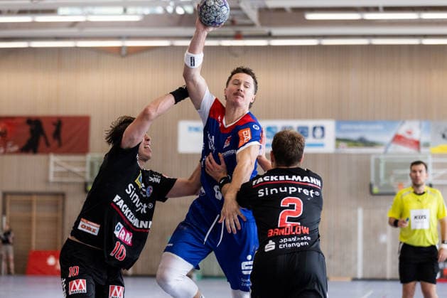 Mex RAGUSE (HBW Balingen-Weilstetten, 06) im Zweikampf gegen Florian SCHEERER (HC Erlangen, 10) und Frieder BANDLOW (HC Erlangen, 02) GER, HBW Balingen-Weilstetten vs. HC Erlangen, Handball, Vorbereitung, Turnier, S-Cup Altensteig, Spiel um Platz 3, Spielzeit 2026 2027, 09.08.2026, GER, HBW Balingen-Weilstetten vs. HC Erlangen, Handball, Vorbereitung, Turnier, S-Cup Altensteig, Spiel um Platz 3, Spielzeit 2026 2027, 09.08.2026, Altensteig *** Mex RAGUSE (HBW Balingen Weilstetten), No. 6, in a one-on-one matchup against Florian SCHEERER (HC Erlangen), No. 10, and Frieder BANDLOW (HC Erlangen), No. 02 (GER), HBW Balingen Weilstetten vs. HC Erlangen, Handball, Preseason, Tournament, S Cup Altensteig, 3rd-Place Match, 2026–2027 Season, August 9, 2026, GER, HBW Balingen Weilstetten vs. HC Erlangen, Handball, Preseason, Tournament, S Cup Altensteig, 3rd-Place Match, 2026–2027 Season, August 9, 2026, Altensteig Copyright: xEibnerxPressefoto OliverxSchmidtx EP_OST