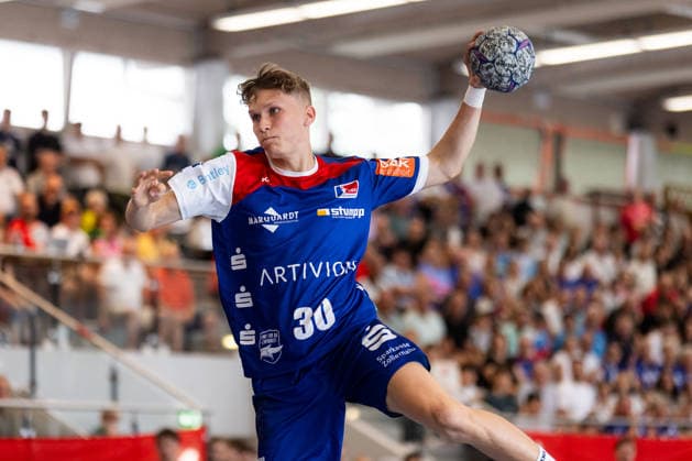 Florian BERNHARD (HBW Balingen-Weilstetten, 30) erzielt ein Tor, Aktion, Torwurf GER, HBW Balingen-Weilstetten vs. HC Erlangen, Handball, Vorbereitung, Turnier, S-Cup Altensteig, Spiel um Platz 3, Spielzeit 2026 2027, 09.08.2026, GER, HBW Balingen-Weilstetten vs. HC Erlangen, Handball, Vorbereitung, Turnier, S-Cup Altensteig, Spiel um Platz 3, Spielzeit 2026 2027, 09.08.2026, Altensteig *** Florian BERNHARD of HBW Balingen Weilstetten, 30, scores a goal; action; shot on goal; GER; HBW Balingen Weilstetten vs. HC Erlangen; handball; preseason; tournament; S Cup Altensteig; 3rd-place match; 2026–2027 season, August 9, 2026, GER, HBW Balingen Weilstetten vs. HC Erlangen, handball, preseason, tournament, S Cup Altensteig, 3rd-place match, 2026–2027 season, August 9, 2026, Altensteig Copyright: xEibnerxPressefoto OliverxSchmidtx EP_OST