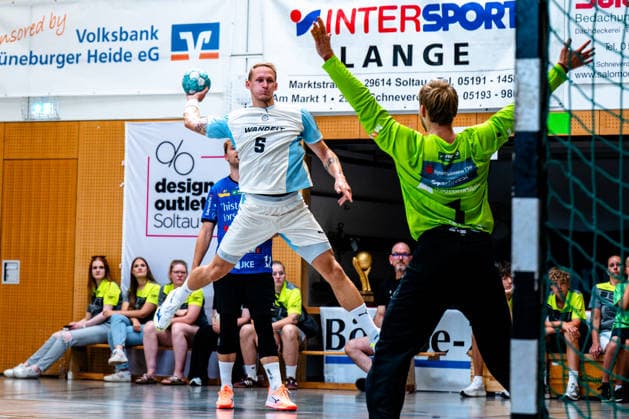 09.08.2026, xdobgx, Handball Heide-Cup 2026, VfL Gummersbach - Mors Thy Handbold v.l. Tilen Kodrin (VfL Gummersbach, 5) beim Wurf, in action, throwing, Rasmus Nissen Hendriksen (Mors-Thy Handbold, 1) Schneverdingen *** August 9, 2026, xdobgx, 2026 Heide Cup Handball Tournament, VfL Gummersbach vs. Mors Thy Handbold, from left: Tilen Kodrin (VfL Gummersbach), taking a shot, in action; Rasmus Nissen Hendriksen (Mors Thy Handbold), 1 Schneverdingen
