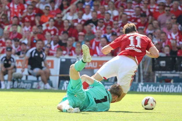 1 Pascal Loretz (Hannover 96) holt 11 Moritz Hannemann (Energie Cottbus) von den Beinen - Elfmeter für Cottbus Fussball 2. Bundesliga 2026 2027 FC Energie Cottbus - Hannover 96 *** 1 Pascal Loretz Hannover 96 takes down 11 Moritz Hannemann Energie Cottbus Penalty kick for Cottbus Soccer 2 Bundesliga 2026 2027 FC Energie Cottbus Hannover 96