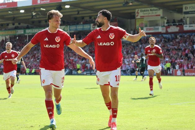 10 Tolcay Cigerci (Energie Cottbus, r. und 11 Moritz Hannemann (Energie Cottbus, l.)) bejubekn das 2-1 Fussball 2. Bundesliga 2026 2027 FC Energie Cottbus - Hannover 96 *** 10 Tolcay Cigerci (Energie Cottbus, right) and 11 Moritz Hannemann (Energie Cottbus, left) celebrate the 2-1 victory in the 2026-2027 2. Bundesliga match between FC Energie Cottbus and Hannover 96.