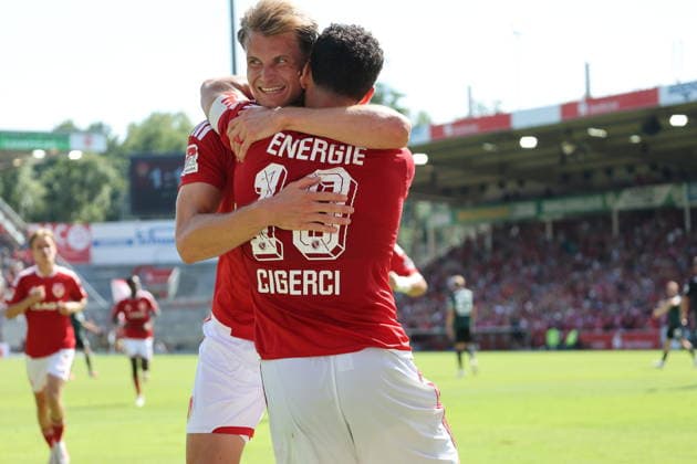 10 Tolcay Cigerci (Energie Cottbus, r. und 11 Moritz Hannemann (Energie Cottbus, l.)) bejubekn das 2-1 Fussball 2. Bundesliga 2026 2027 FC Energie Cottbus - Hannover 96 *** 10 Tolcay Cigerci (Energie Cottbus, right) and 11 Moritz Hannemann (Energie Cottbus, left) celebrate the 2-1 victory in the 2026-2027 2. Bundesliga match between FC Energie Cottbus and Hannover 96.