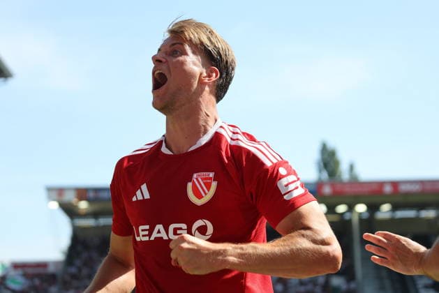 11 Moritz Hannemann (Energie Cottbus, l.)) bejubekt das 2-1 Fussball 2. Bundesliga 2026 2027 FC Energie Cottbus - Hannover 96 *** 11 Moritz Hannemann, Energie Cottbus, celebrates the 2-1 victory in the 2026-2027 2. Bundesliga match between FC Energie Cottbus and Hannover 96