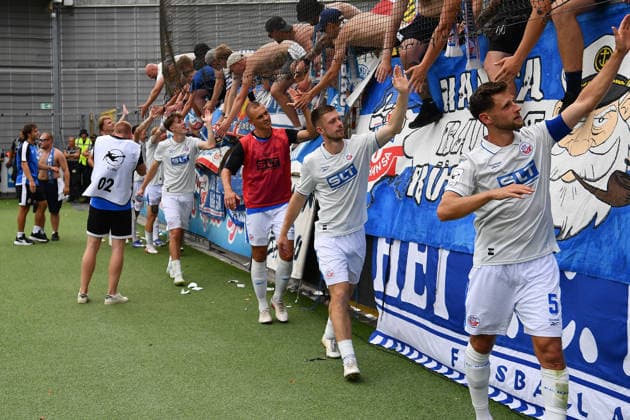 09.08.2026, xhbx, Fussball 3.Liga, TSG 1899 Hoffenheim U23 - Hansa Rostock v.l. Mannschaft, Team von Hansa Rostocj jubeln jubelt nach Spielende. (DFL DFB REGULATIONS PROHIBIT ANY USE OF PHOTOGRAPHS as IMAGE SEQUENCES and or QUASI-VIDEO) Hoffenheim *** August 9, 2026, xhbx, Soccer 3rd Division, TSG 1899 Hoffenheim U23 vs. Hansa Rostock; the Hansa Rostock team celebrates after the final whistle. DFL and DFB regulations prohibit any use of photographs as image sequences and or quasi-video. Hoffenheim