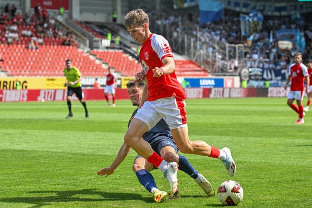 Fußball I Herren I Saison 2026-2027 I Regionalliga I 4. Spieltag I Hallescher FC - Chemnitzer FC I 09.08.2026 Zweikampf Roman Eppendorfer (25, Chemnitzer FC) gegen Felix Langhammer (34, Hallescher FC) Halle (Saale) Leuna-Chemie-Stadion Sachsen-Anhalt Deutschland *** Soccer I Men s I 2026–2027 Season I Regionalliga I Matchday 4 I Hallescher FC vs. Chemnitzer FC I August 9, 2026: A duel between Roman Eppendorfer (25), Chemnitzer FC, and Felix Langhammer (34), Hallescher FC, Halle Saale Leuna Chemie Stadium, Saxony-Anhalt, Germany Copyright: xLobeca InesxHähnelx