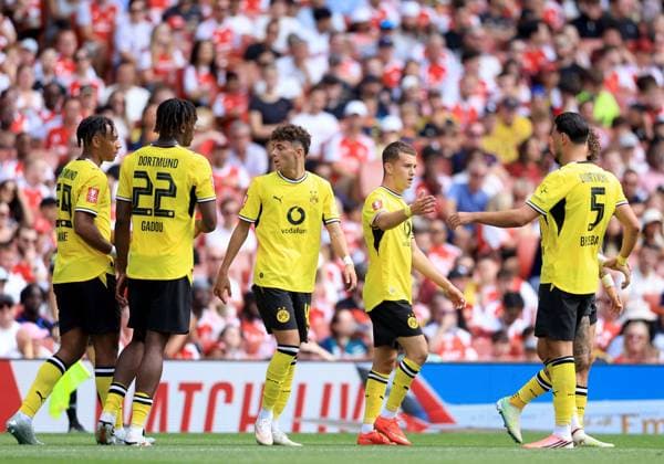 Konstantino Karetsas of Borussia Dortmund (centre right) celebrates with teammates after scoring their side s second goal of the game Arsenal v Borussia Dortmund, Pre Season Friendly, Football, Emirates Stadium, London, UK - 09 Aug 2026London Emirates Stadium United Kingdom EDITORIAL USE ONLY No use with unauthorised audio, video, data, fixture lists, club league logos or live services. Online in-match use limited to 120 images, no video emulation. No use in betting, games or single club league player publications.  Copyright: xGeorgexTewkesbury Shutterstockx 17051143aj