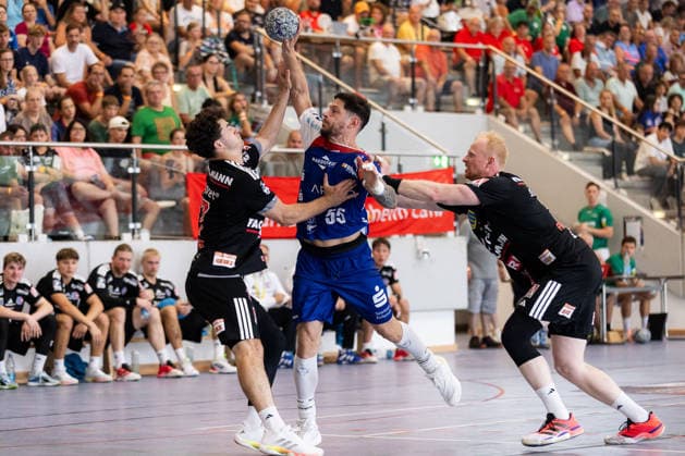 Csaba LEIMETER (HBW Balingen-Weilstetten, 55) im Zweikampf gegen Lucca BIALOWAS (HC Erlangen, 37) und Sebastian FIRNHABER (HC Erlangen, 18) GER, HBW Balingen-Weilstetten vs. HC Erlangen, Handball, Vorbereitung, Turnier, S-Cup Altensteig, Spiel um Platz 3, Spielzeit 2026 2027, 09.08.2026, GER, HBW Balingen-Weilstetten vs. HC Erlangen, Handball, Vorbereitung, Turnier, S-Cup Altensteig, Spiel um Platz 3, Spielzeit 2026 2027, 09.08.2026, Altensteig *** Csaba LEIMETER (HBW Balingen Weilstetten), 55, in a one-on-one battle against Lucca BIALOWAS (HC Erlangen), 37, and Sebastian FIRNHABER (HC Erlangen), 18, GER, HBW Balingen Weilstetten vs. HC Erlangen, Handball, Preseason, Tournament, S Cup Altensteig, 3rd-Place Match, 2026–2027 Season, August 9, 2026, GER, HBW Balingen Weilstetten vs. HC Erlangen, Handball, Preseason, Tournament, S Cup Altensteig, 3rd-Place Match, 2026–2027 Season, August 9, 2026, Altensteig Copyright: xEibnerxPressefoto OliverxSchmidtx EP_OST