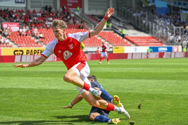 Fußball I Herren I Saison 2026-2027 I Regionalliga I 4. Spieltag I Hallescher FC - Chemnitzer FC I 09.08.2026 Roman Eppendorfer (25, Chemnitzer FC) packt im Zweikampf gegen Felix Langhammer (34, Hallescher FC) die Grätsche aus und lässt ihn fliegen Halle (Saale) Leuna-Chemie-Stadion Sachsen-Anhalt Deutschland *** Soccer I Men s I 2026–2027 Season I Regionalliga I Matchday 4 I Hallescher FC vs. Chemnitzer FC I August 9, 2026 Roman Eppendorfer 25, Chemnitzer FC slides in to tackle Felix Langhammer (34, Hallescher FC) and sends him flying at the Halle Saale Leuna Chemie Stadium in Saxony-Anhalt, Germany Copyright: xLobeca InesxHähnelx