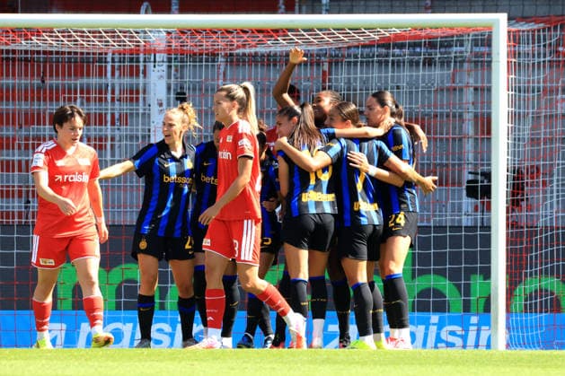 09.08.2026, GER Deutschland, Fussball, 1.Frauen-Fussballbundesliga, 202672027, Alte Foersterei, 1.FC Union vs. Inter Mailand 0:1, Inter Mailand-Spielerinkreis, Tomke Schneider (1.FC Union Berlin 2), Nele Bauereisen (1.FC Union Berlin 23) 1. Liga: DFB DFL regulations prohibit any use of photographs as image sequences and or quasi-video) Berlin Stadion Alte Foersterei Berlin Deutschland *** August 9, 2026, GER Germany, Soccer, Women s Bundesliga 1, 202672027, Alte Foersterei, 1 FC Union vs. Inter Milan 0–1, Inter Milan players circle, Tomke Schneider 1 FC Union Berlin 2, Nele Bauereisen 1 FC Union Berlin 23 1st Division DFB DFL regulations prohibit any use of photographs as image sequences and or quasi-video Berlin Stadium Alte Foersterei Berlin Germany Copyright: xNordphotox xEnglerx