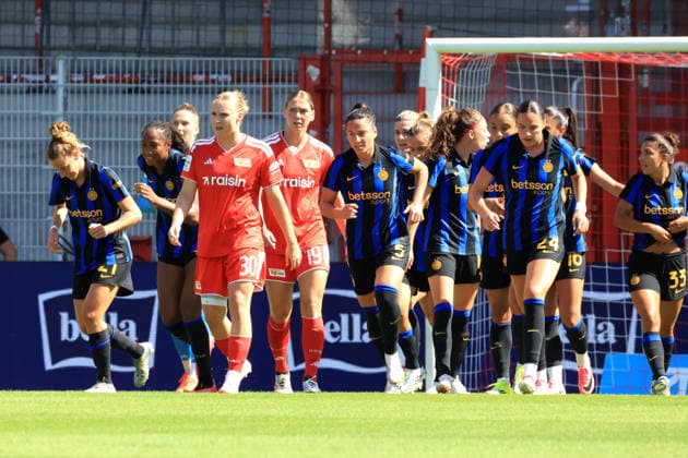 09.08.2026, GER Deutschland, Fussball, 1.Frauen-Fussballbundesliga, 202672027, Alte Foersterei, 1.FC Union vs. Inter Mailand 0:1, Inter Mailand-Spielerinkreis, Jella Veit (1.FC Union Berlin 30), Samantha Steuerwald (1.FC Union Berlin 19) 1. Liga: DFB DFL regulations prohibit any use of photographs as image sequences and or quasi-video) Berlin Stadion Alte Foersterei Berlin Deutschland *** August 9, 2026, GER Germany, Soccer, Women s Bundesliga 1, 2026–2027, Alte Foersterei, 1 FC Union vs. Inter Milan 0–1, Inter Milan players circle, Jella Veit 1 FC Union Berlin 30, Samantha Steuerwald 1 FC Union Berlin 19, 1st Division, DFB DFL regulations prohibit any use of photographs as image sequences and or quasi-video, Berlin, Alte Foersterei Stadium, Berlin, Germany Copyright: xNordphotox xEnglerx