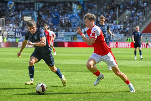 Fußball I Herren I Saison 2026-2027 I Regionalliga I 4. Spieltag I Hallescher FC - Chemnitzer FC I 09.08.2026 Laufduell um den Ball Maurizio Grimaldi (23, Chemnitzer FC) und Felix Langhammer (34, Hallescher FC) Halle (Saale) Leuna-Chemie-Stadion Sachsen-Anhalt Deutschland *** Soccer I Men s I 2026–2027 Season I Regionalliga I Matchday 4 I Hallescher FC vs. Chemnitzer FC I August 9, 2026 A sprint duel for the ball between Maurizio Grimaldi, 23, of Chemnitzer FC, and Felix Langhammer, 34, Hallescher FC, Halle Saale Leuna Chemie Stadium, Saxony-Anhalt, Germany Copyright: xLobeca InesxHähnelx