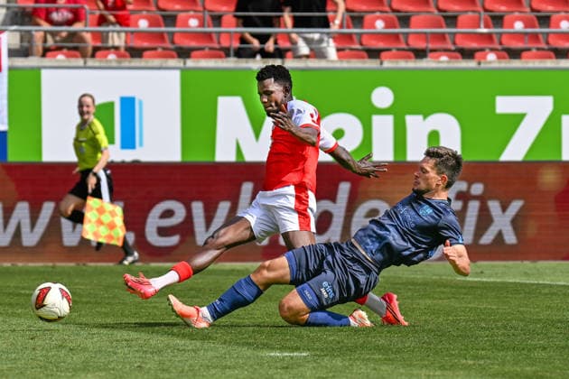 Fußball I Herren I Saison 2026-2027 I Regionalliga I 4. Spieltag I Hallescher FC - Chemnitzer FC I 09.08.2026 Zweikampf Bocar Baro (9, Hallescher FC), Roman Eppendorfer (25, Chemnitzer FC) Halle (Saale) Leuna-Chemie-Stadion Sachsen-Anhalt Deutschland *** Soccer I Men s I 2026–2027 Season I Regionalliga I Matchday 4 I Hallescher FC vs. Chemnitzer FC I August 9, 2026, Tackle between Bocar and Baro 9, Hallescher FC, Roman Eppendorfer 25, Chemnitzer FC, Halle Saale, Leuna Chemie Stadium, Saxony-Anhalt, Germany Copyright: xLobeca InesxHähnelx