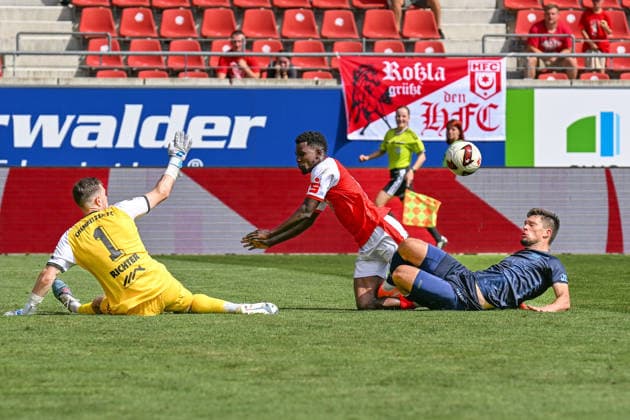 Fußball I Herren I Saison 2026-2027 I Regionalliga I 4. Spieltag I Hallescher FC - Chemnitzer FC I 09.08.2026 David Richter (1, Chemnitzer FC), Bocar Baro (9, Hallescher FC) wird von Roman Eppendorfer (25, Chemnitzer FC) gelegt Halle (Saale) Leuna-Chemie-Stadion Sachsen-Anhalt Deutschland *** Soccer I Men s I 2026–2027 Season I Regionalliga I Matchday 4 I Hallescher FC vs. Chemnitzer FC I August 9, 2026 David Richter 1, Chemnitzer FC, Bocar Baro 9, Hallescher FC is coached by Roman Eppendorfer (25), Chemnitzer FC; Halle Saale Leuna Chemie Stadium, Saxony-Anhalt, Germany Copyright: xLobeca InesxHähnelx
