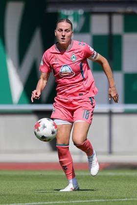 Lina Hausicke (SV Werder Bremen, 18) am Ball, Freisteller, Einzelbild, Ganzkörper, Aktion, Action, Spielszene, 09.08.2026, Bremen (Deutschland), Fussball, Testspiel Frauen, SV Werder Bremen - VfL Wolfsburg *** Lina Hausicke, SV Werder Bremen, age 18, on the ball, isolated shot, single frame, full body, action, game scene, August 9, 2026, Bremen, Germany, soccer, women s friendly match, SV Werder Bremen vs. VfL Wolfsburg xobx