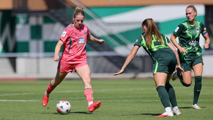 v.li.: Elena Dhont (SV Werder Bremen, 31), Lou Bogaert (VfL Wolfsburg, 23) und Janina Minge (VfL Wolfsburg, 6) im Zweikampf, Duell, Dynamik, Aktion, Action, Spielszene, 09.08.2026, Bremen (Deutschland), Fussball, Testspiel Frauen, SV Werder Bremen - VfL Wolfsburg *** From left: Elena Dhont (SV Werder Bremen), 31; Lou Bogaert (VfL Wolfsburg), 23; and Janina Minge (VfL Wolfsburg), 6, in a one-on-one battle, duel, dynamic moment, action, game scene, August 9, 2026, Bremen, Germany, soccer, women’s friendly match, SV Werder Bremen vs. VfL Wolfsburg xobx