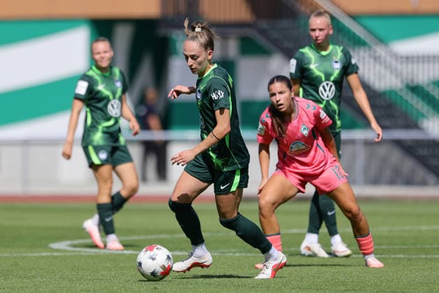Sophia Kleinherne (VfL Wolfsburg, 4) am Ball, Einzelbild, Ganzkörper, Aktion, Action, Spielszene, 09.08.2026, Bremen (Deutschland), Fussball, Testspiel Frauen, SV Werder Bremen - VfL Wolfsburg *** Sophia Kleinherne, VfL Wolfsburg, No. 4 with the ball, single frame, full-body shot, action, game scene, August 9, 2026, Bremen, Germany, soccer, women s friendly match, SV Werder Bremen vs. VfL Wolfsburg xobx