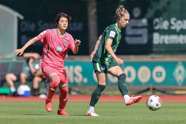 v.li.: Mei Shimada (SV Werder Bremen, 8) und Sophia Kleinherne (VfL Wolfsburg, 4)im Zweikampf, Duell, Dynamik, Aktion, Action, Spielszene, 09.08.2026, Bremen (Deutschland), Fussball, Testspiel Frauen, SV Werder Bremen - VfL Wolfsburg *** From left: Mei Shimada (SV Werder Bremen), 8, and Sophia Kleinherne (VfL Wolfsburg), 4, in a tackle; duel; dynamic play; action; game scene; August 9, 2026; Bremen, Germany; soccer; women s friendly match; SV Werder Bremen vs. VfL Wolfsburg xobx