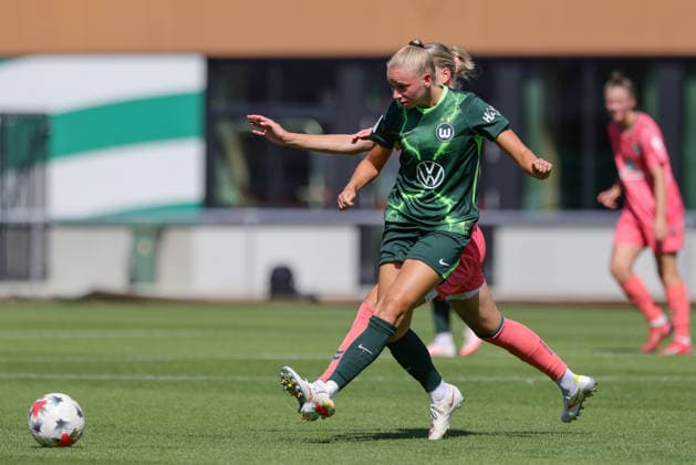 Ella Peddemors (VfL Wolfsburg, 5) am Ball, Einzelbild, Ganzkörper, Aktion, Action, Spielszene, 09.08.2026, Bremen (Deutschland), Fussball, Testspiel Frauen, SV Werder Bremen - VfL Wolfsburg *** Ella Peddemor of VfL Wolfsburg, No. 5 with the ball, single frame, full-body shot, action, game scene, August 9, 2026, Bremen, Germany, soccer, women s friendly match, SV Werder Bremen vs. VfL Wolfsburg xobx