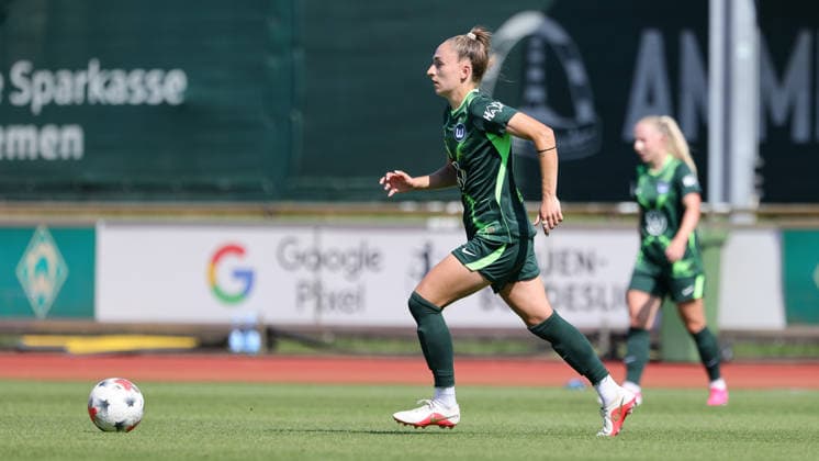 Sophia Kleinherne (VfL Wolfsburg, 4) am Ball, Einzelbild, Ganzkörper, Aktion, Action, Spielszene, 09.08.2026, Bremen (Deutschland), Fussball, Testspiel Frauen, SV Werder Bremen - VfL Wolfsburg *** Sophia Kleinherne, VfL Wolfsburg, No. 4 with the ball, single shot, full body, action, game scene, August 9, 2026, Bremen, Germany, soccer, women s friendly match, SV Werder Bremen vs. VfL Wolfsburg xobx