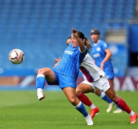 Brighton and Hove Albion Women v Paris Saint-Germain Women Pre-Season Friendly Fran Kirby of Brighton and Hove Albion Women battles for the ball during the Pre-Season Friendly match at the American Express Stadium, Brighton and Hove 09 08 2026 UK Newspapers OUT Copyright: xNeilxHolmesx FIL-23742-0007