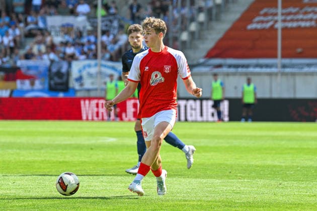 Fußball I Herren I Saison 2026-2027 I Regionalliga I 4. Spieltag I Hallescher FC - Chemnitzer FC I 09.08.2026 Felix Langhammer (34, Hallescher FC) mit Ball Freisteller, Nahaufnahme, Porträt, Portrait, Einzelfoto, Einzelbild, Körper Halle (Saale) Leuna-Chemie-Stadion Sachsen-Anhalt Deutschland *** Soccer I Men s I 2026–2027 Season I Regionalliga I Matchday 4 I Hallescher FC vs. Chemnitzer FC I August 9, 2026 Felix Langhammer 34, Hallescher FC with ball, cutout, close-up, portrait, single photo, single image, body, Halle, Saale, Leuna, Chemie Stadium, Saxony-Anhalt, Germany Copyright: xLobeca InesxHähnelx