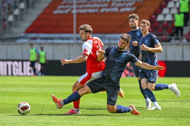 Fußball I Herren I Saison 2026-2027 I Regionalliga I 4. Spieltag I Hallescher FC - Chemnitzer FC I 09.08.2026 Zweikampf Max Kulke (17, Hallescher FC), Roman Eppendorfer (25, Chemnitzer FC) Halle (Saale) Leuna-Chemie-Stadion Sachsen-Anhalt Deutschland *** Soccer I Men s I 2026–2027 Season I Regionalliga I Matchday 4 I Hallescher FC vs. Chemnitzer FC I August 9, 2026 Tackle by Max Kulke, 17, Hallescher FC, Roman Eppendorfer 25, Chemnitzer FC, Halle Saale, Leuna Chemie Stadium, Saxony-Anhalt, Germany Copyright: xLobeca InesxHähnelx