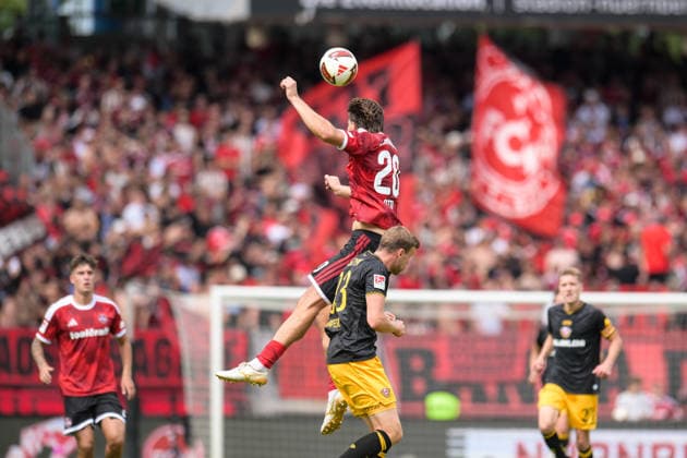 Fußball, 2. Bundesliga, 20260809, 1. FC Nürnberg - SG Dynamo Dresden. Im Bild v.l. Fynn OTTO (Nürnberg, 20), Christoph DAFERNER (Dresden, 33). Nürnberg Max-Morlock-Stadion Bayern Deutschland *** Soccer, 2. Bundesliga, August 9, 2026, 1. FC Nürnberg vs. SG Dynamo Dresden. Pictured, from left: Fynn OTTO (Nürnberg, 20), Christoph DAFERNER (Dresden, 33). Max Morlock Stadium, Nuremberg, Bavaria, Germany Copyright: Passion2Press MarkusxFischerx