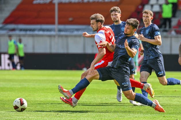 Fußball I Herren I Saison 2026-2027 I Regionalliga I 4. Spieltag I Hallescher FC - Chemnitzer FC I 09.08.2026 Zweikampf Max Kulke (17, Hallescher FC), Roman Eppendorfer (25, Chemnitzer FC) Halle (Saale) Leuna-Chemie-Stadion Sachsen-Anhalt Deutschland *** Soccer I Men s I 2026–2027 Season I Regionalliga I Matchday 4 I Hallescher FC vs. Chemnitzer FC I August 9, 2026, Tackle by Max Kulke, 17, Hallescher FC, Roman Eppendorfer 25, Chemnitzer FC, Halle Saale, Leuna Chemie Stadium, Saxony-Anhalt, Germany Copyright: xLobeca InesxHähnelx