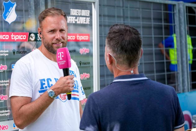 Daniel Brinkmann (Trainer, Cheftrainer, FC Hansa), Einzelbild, Einzelfoto, Aktion, Action, mit Mikrofon beim Interview mit Magenta (magentaSport), TV, Fernsehen, 09.08.2026, Sinsheim (Deutschland), Fussball, 3. Liga, TSG 1899 Hoffenheim II - Hansa Rostock, DFB DFL REGULATIONS PROHIBIT ANY USE OF PHOTOGRAPHS AS IMAGE SEQUENCES AND OR QUASI-VIDEO. *** Daniel Brinkmann, Coach, Head Coach, FC Hansa, single image, single photo, action shot, holding a microphone during an interview with Magenta Sport (magentaSport), TV, television, August 9, 2026, Sinsheim, Germany, soccer, 3rd Division, TSG 1899 Hoffenheim II vs. Hansa Rostock, DFB and DFL regulations prohibit any use of photographs as image sequences and or quasi-video xozx