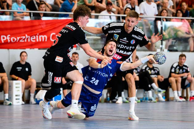 Altensteig: SCup - Spiel Platz 3 - 26 27 - HBW Balingen - HC Erlangen Elias Fügel Fuegel (HBW Balingen) Altensteig Eichwaldhalle Baden-Württemberg Deutschland *** Altensteig SCup Match, 3rd Place: 26–27 HBW Balingen vs. HC Erlangen; Elias Fügel (Fuegel), HBW Balingen; Altensteig; Eichwaldhalle; Baden-Württemberg; Germany