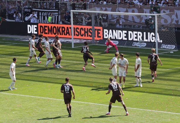 Freistoss Branimir Hrgota (St. Pauli) Fussball, 2.Liga, Saison 2026-2027 Herren, FC St.Pauli gegen Greuther Fuerth, 1-1 DFL REGULATIONS PROHIBIT ANY USE OF PHOTOGRAPHS AS IMAGE SEQUENCES AND OR QUASI-VIDEO. *** Free kick by Branimir Hrgota, St. Pauli Soccer, 2nd Division, 2026–2027 Men’s Season, FC St. Pauli vs. Greuther Fürth, 1–1. DFL regulations prohibit any use of photographs as image sequences and or quasi-video.