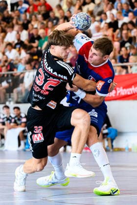 Altensteig: SCup - Spiel Platz 3 - 26 27 - HBW Balingen - HC Erlangen v. li. im Zweikampf Maxsim Lochman (HC Erlangen) und Till Wente (Balingen) Altensteig Eichwaldhalle Baden-Württemberg Deutschland *** Altensteig SCup Match for 3rd Place 26–27 HBW Balingen vs. HC Erlangen (from left in a one-on-one battle: Maxsim Lochman of HC Erlangen and Till Wente of Balingen) Altensteig, Eichwaldhalle, Baden-Württemberg, Germany