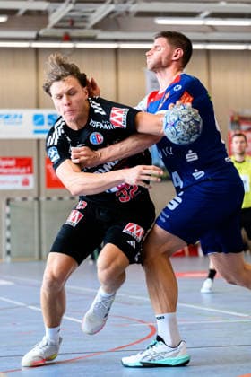 Altensteig: SCup - Spiel Platz 3 - 26 27 - HBW Balingen - HC Erlangen Maxsim Lochman (HC Erlangen), Georg Poehle (Balingen) Altensteig Eichwaldhalle Baden-Württemberg Deutschland *** Altensteig SCup Match, 3rd Place: 26–27 HBW Balingen vs. HC Erlangen; Maxsim Lochman (HC Erlangen), Georg Poehle (Balingen); Altensteig, Eichwaldhalle, Baden-Württemberg, Germany