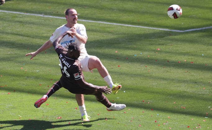 Zusammenprall, Duell zwischen Jannis Heuer (SpVgg Greuther Fuerth) und Ricky-Jade Jones (St. Pauli) im Strafraum Fussball, 2.Liga, Saison 2026-2027 Herren, FC St.Pauli gegen Greuther Fuerth, 1-1 DFL REGULATIONS PROHIBIT ANY USE OF PHOTOGRAPHS AS IMAGE SEQUENCES AND OR QUASI-VIDEO. *** Clash, duel between Jannis Heuer of SpVgg Greuther Fürth and Ricky Jade Jones of St. Pauli in the penalty area; soccer, 2nd Division, 2026–2027 men’s season, FC St. Pauli vs. Greuther Fürth, 1–1. DFL regulations prohibit any use of photographs as image sequences and or quasi-video.