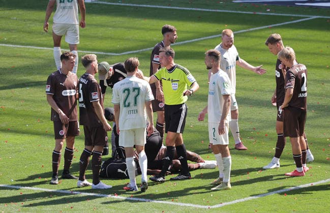 Zusammenprall, Duell zwischen Jannis Heuer (SpVgg Greuther Fuerth) und Ricky-Jade Jones (St. Pauli) im Strafraum, Schiedsrichter Harm Osmers gibt keinen Elfmeter Fussball, 2.Liga, Saison 2026-2027 Herren, FC St.Pauli gegen Greuther Fuerth, 1-1 DFL REGULATIONS PROHIBIT ANY USE OF PHOTOGRAPHS AS IMAGE SEQUENCES AND OR QUASI-VIDEO. *** Clash, duel between Jannis Heuer (SpVgg Greuther Fürth) and Ricky Jade Jones (St. Pauli) in the penalty area; referee Harm Osmers does not award a penalty kick. Soccer, 2. Bundesliga, 2026–2027 Men’s Season, FC St. Pauli vs. Greuther Fürth, 1–1. DFL regulations prohibit any use of photographs as image sequences and or quasi-video.