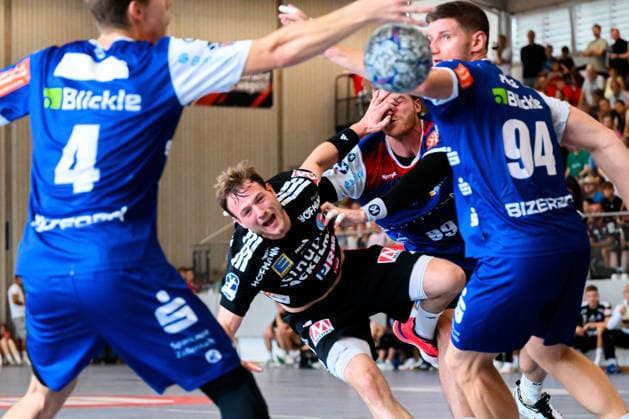 Altensteig: SCup - Spiel Platz 3 - 26 27 - HBW Balingen - HC Erlangen Frieder Bandlow (HC Erlangen), Stefan Bauer (Balingen) Altensteig Eichwaldhalle Baden-Württemberg Deutschland *** Altensteig SCup Match, 3rd Place: 26–27 HBW Balingen vs. HC Erlangen; Frieder Bandlow (HC Erlangen), Stefan Bauer (Balingen); Altensteig, Eichwaldhalle, Baden-Württemberg, Germany