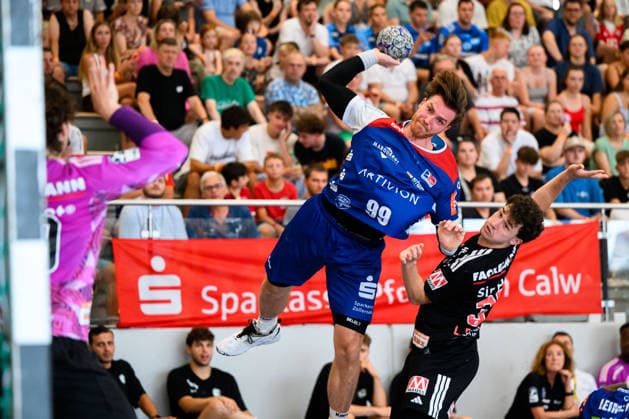 Altensteig: SCup - Spiel Platz 3 - 26 27 - HBW Balingen - HC Erlangen v.li. Torhueter Tin Herceg (HC Erlangen), Stefan Bauer (Balingen), Lucca Bialowas (Erlangen) Altensteig Eichwaldhalle Baden-Württemberg Deutschland *** Altensteig SCup Match for 3rd Place 26–27 HBW Balingen vs. HC Erlangen (from left): Goalkeeper Tin Herceg (HC Erlangen), Stefan Bauer (Balingen), Lucca Bialowas (Erlangen); Altensteig, Eichwaldhalle, Baden-Württemberg, Germany