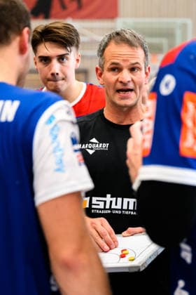 Altensteig: SCup - Spiel Platz 3 - 26 27 - HBW Balingen - HC Erlangen Trainer Matthias Flohr (HBW Balingen) Altensteig Eichwaldhalle Baden-Württemberg Deutschland *** Altensteig SCup Match, 3rd Place, 26–27 HBW Balingen vs. HC Erlangen Coach Matthias Flohr HBW Balingen Altensteig Eichwaldhalle Baden-Württemberg Germany
