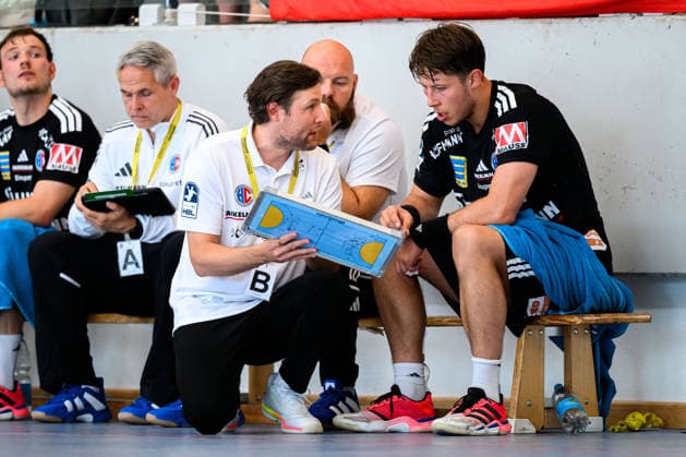 Altensteig: SCup - Spiel Platz 3 - 26 27 - HBW Balingen - HC Erlangen Trainer Johannes Sellin (HC Erlangen), Florian Scheerer (HC Erlangen) Altensteig Eichwaldhalle Baden-Württemberg Deutschland *** Altensteig SCup Match, 3rd Place: 26–27 HBW Balingen HC Erlangen Coach Johannes Sellin, HC Erlangen; Florian Scheerer, HC Erlangen Altensteig Eichwaldhalle Baden-Württemberg, Germany