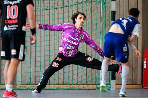 Altensteig: SCup - Spiel Platz 3 - 26 27 - HBW Balingen - HC Erlangen Torhueter Tin Herceg (HC Erlangen) Altensteig Eichwaldhalle Baden-Württemberg Deutschland *** Altensteig SCup Match, 3rd Place, 26–27 HBW Balingen vs. HC Erlangen; Goalkeeper: Tin Herceg, HC Erlangen; Altensteig, Eichwaldhalle, Baden-Württemberg, Germany