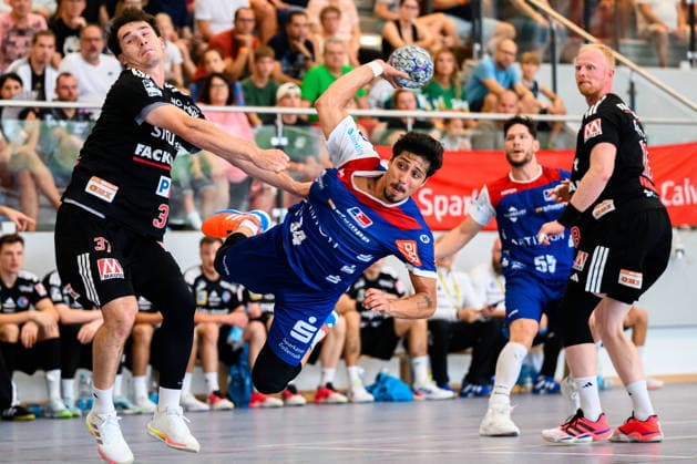 Altensteig: SCup - Spiel Platz 3 - 26 27 - HBW Balingen - HC Erlangen v.li. Lucca Bialowas (Erlangen), Yonatan Dayan (Balingen) Altensteig Eichwaldhalle Baden-Württemberg Deutschland *** Altensteig SCup Match for 3rd Place 26–27 HBW Balingen vs. HC Erlangen (from left): Lucca Bialowas (Erlangen), Yonatan Dayan (Balingen); Altensteig, Eichwaldhalle, Baden-Württemberg, Germany