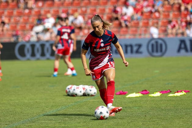 Katharina Naschenweng (FC Bayern Muenchen, 19) beim Aufwaermen vor dem Spiel, GER, FC Bayern Muenchen vs. Paris FC, Fussball, Testspiel, Saison 2026 2027, 09.08.2026, GER, FC Bayern Muenchen vs. Paris FC, Fussball, Testspiel, Saison 2026 2027, 09.08.2026 Unterhaching *** Katharina Naschenweng, FC Bayern Munich, age 19, warming up before the game, GER, FC Bayern Munich vs. Paris FC, soccer, friendly match, 2026–2027 season, August 9, 2026, GER, FC Bayern Munich vs. Paris FC, soccer, friendly match, 2026–2027 season, August 9, 2026, Unterhaching Copyright: xEibner-Pressefoto JennixMaulx EP_JML