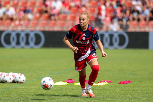 Glodis Perla Viggosdottir (FC Bayern Muenchen, 04) beim Aufwaermen vor dem Spiel, GER, FC Bayern Muenchen vs. Paris FC, Fussball, Testspiel, Saison 2026 2027, 09.08.2026, GER, FC Bayern Muenchen vs. Paris FC, Fussball, Testspiel, Saison 2026 2027, 09.08.2026 Unterhaching *** Glodis Perla Viggosdottir, FC Bayern Munich, No. 04, warming up before the game, GER, FC Bayern Munich vs. Paris FC, soccer, friendly match, 2026–2027 season, August 9, 2026, GER, FC Bayern Munich vs. Paris FC, soccer, friendly match, 2026–2027 season, August 9, 2026, Unterhaching Copyright: xEibner-Pressefoto JennixMaulx EP_JML