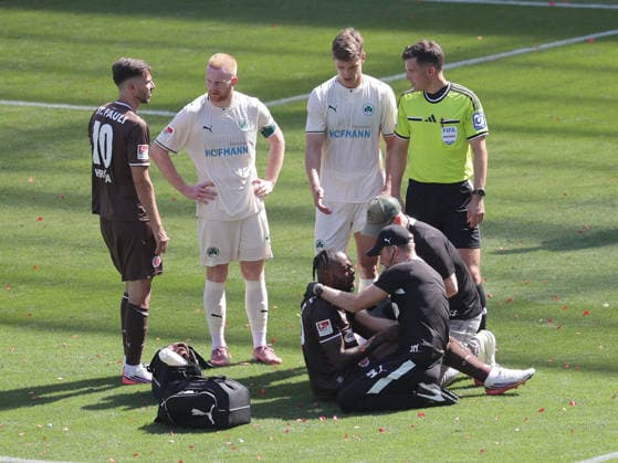 Verletzung Ricky-Jade Jones (St. Pauli) Fussball, 2.Liga, Saison 2026-2027 Herren, FC St.Pauli gegen Greuther Fuerth, 1-1 DFL REGULATIONS PROHIBIT ANY USE OF PHOTOGRAPHS AS IMAGE SEQUENCES AND OR QUASI-VIDEO. *** Injury: Ricky Jade Jones, St. Pauli Soccer, 2nd Division, 2026–2027 Men s Season, FC St. Pauli vs. Greuther Fürth, 1–1. DFL regulations prohibit any use of photographs as image sequences and or quasi-video.