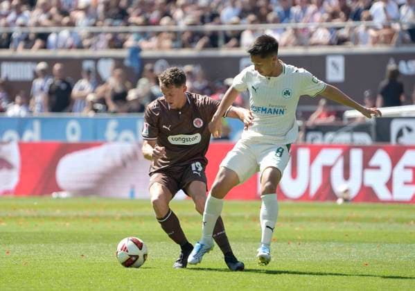 Foto : Martijn KAARS (Pauli) gegen Shinta APPELKAMP (Fürth , rechts) Fussball 2. Bundesliga , 1. Spieltag am So. 09.08.2026 FC St. Pauli - Spvgg Greuther Fürth *** Photo by Martijn KAARS: St. Pauli vs. Shinta APPELKAMP, Fürth; right: Soccer, 2. Bundesliga, Matchday 1 on Sun, Aug. 9, 2026: FC St. Pauli vs. Spvgg Greuther Fürth