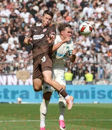 Foto : Mathias Rasmussen (Pauli) köpft gegen Felix KLAUS (Fürth) Fussball 2. Bundesliga , 1. Spieltag am So. 09.08.2026 FC St. Pauli - Spvgg Greuther Fürth *** Photo by Mathias Rasmussen: Pauli heads the ball against Felix KLAUS. Fürth Soccer, 2. Bundesliga, Matchday 1 on Sun, Aug 9, 2026: FC St. Pauli vs. Spvgg Greuther Fürth