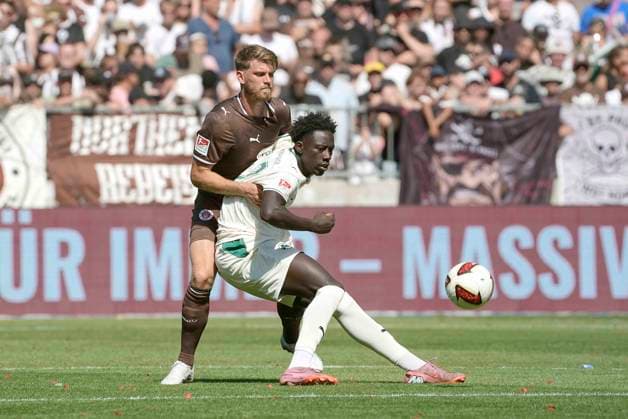 Foto : Marcus MATHISEN (Pauli) gegen Omar SILLAH (Fürth) Fussball 2. Bundesliga , 1. Spieltag am So. 09.08.2026 FC St. Pauli - Spvgg Greuther Fürth *** Photo by Marcus MATHISEN: St. Pauli vs. Omar SILLAH, Fürth Soccer, 2. Bundesliga, Matchday 1 on Sun, Aug. 9, 2026, FC St. Pauli vs. Spvgg Greuther Fürth