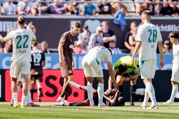 Hamburg, 9. August 2026 - Fußball, 2. Bundesliga 2026 27, FC St. Pauli - SpVgg Greuther Fürth: Ricky-Jade Jones (FC St. Pauli, 26) am Boden DFL REGULATIONS PROHIBIT ANY USE OF PHOTOGRAPHS AS IMAGE SEQUENCES AND OR QUASI-VIDEO. *** Hamburg, August 9, 2026 Soccer, 2026–27 2. Bundesliga, FC St. Pauli vs. SpVgg Greuther Fürth, Ricky Jade Jones, FC St. Pauli, 26 on the ground. DFL regulations prohibit any use of photographs as image sequences and or quasi-video.
