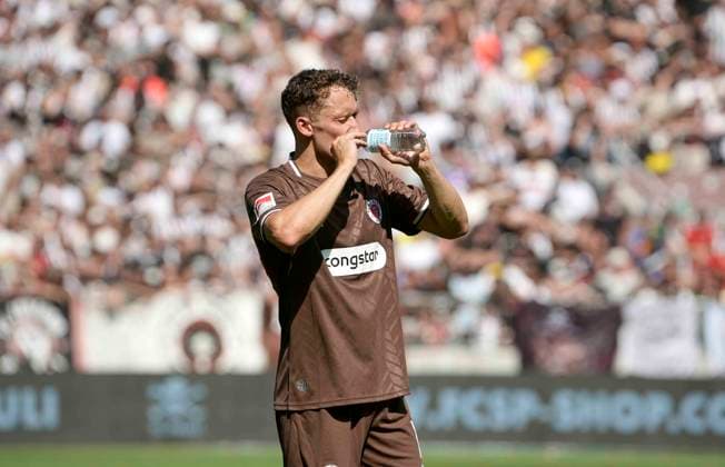 Foto : Enttäuschung in der Hitzeschlacht nach 98 minuten .... Martijn KAARS (Pauli) Fussball 2. Bundesliga , 1. Spieltag am So. 09.08.2026 FC St. Pauli - Spvgg Greuther Fürth *** Photo: Disappointment in the sweltering match after 98 minutes—Martijn KAARS, FC St. Pauli, 2. Bundesliga, Matchday 1 on Sun, Aug. 9, 2026: FC St. Pauli vs. Spvgg Greuther Fürth